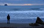 Admirando o fim de tarde na 2a Beach, em La Push, pequena localidade indígena no litoral do Olympic National Park, no estado de Washington, oeste dos Estados Unidos
